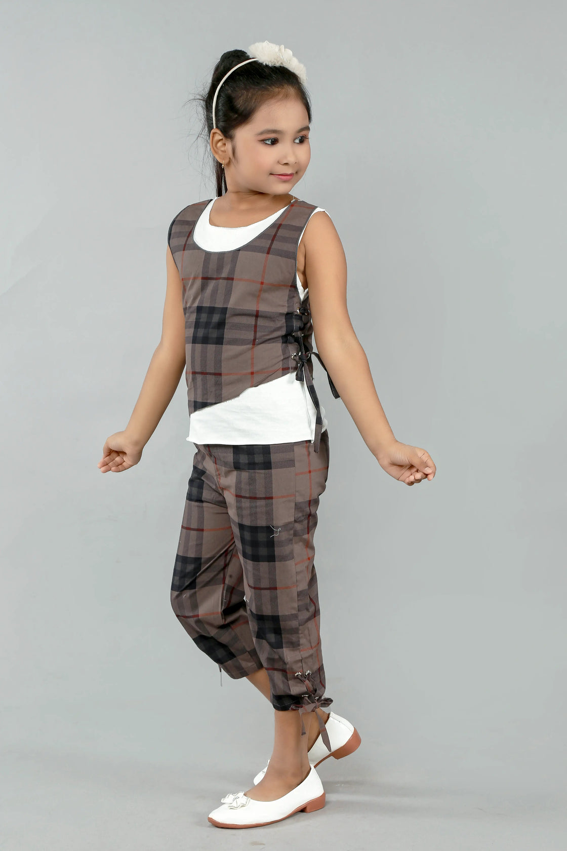 Eurynome Kidswear Girls – Cowboy Checks Pant Top Set, Tartan Sleeveless Top, Knot-Detail Capri Pants, Raw-Edged Statement, Ages 3-9.